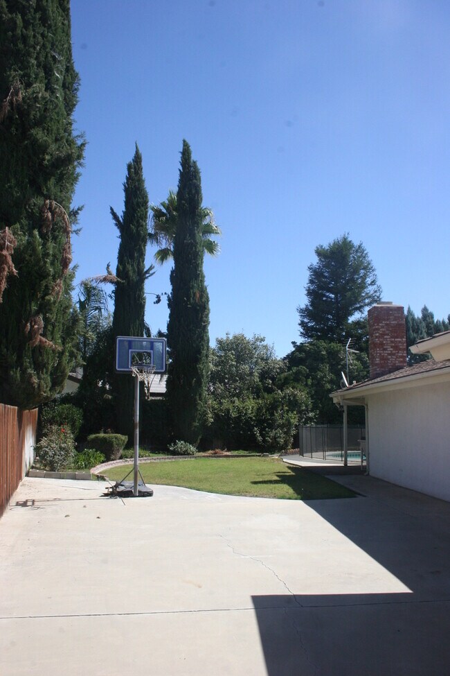 Building Photo - POOL!  Nice 3+2.5 Southwest Bakersfield - Laurelglen Area
