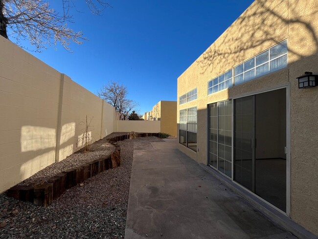 Building Photo - Nice 3 Bedroom 2 Bathroom Home Located In ...
