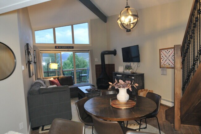 Building Photo - 3 bedroom condo in Wildernest available June 1st!
