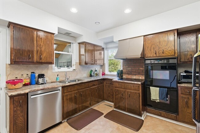 Building Photo - Stunning 5 Bedroom 2.5 Bathroom Home in Squirrel Hill