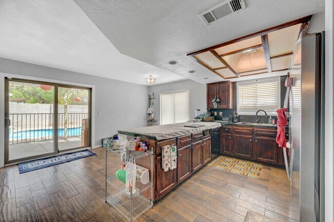 Building Photo - 3 bedroom home with pool!!