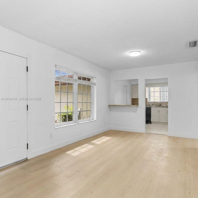 Building Photo - 9125 Carlyle Ave