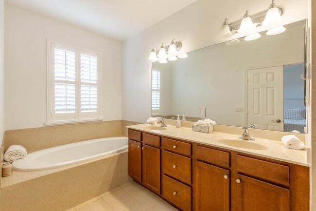 Building Photo - 10349 Wellington Parc Dr