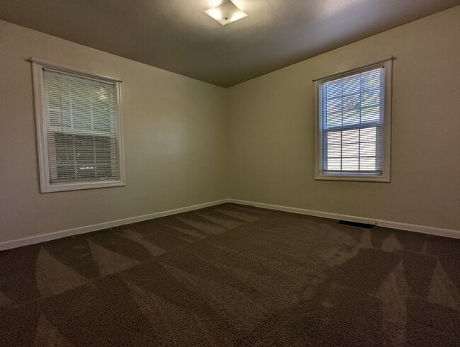 Building Photo - Nice 2 bed/1 bath located in the Whiteaker district