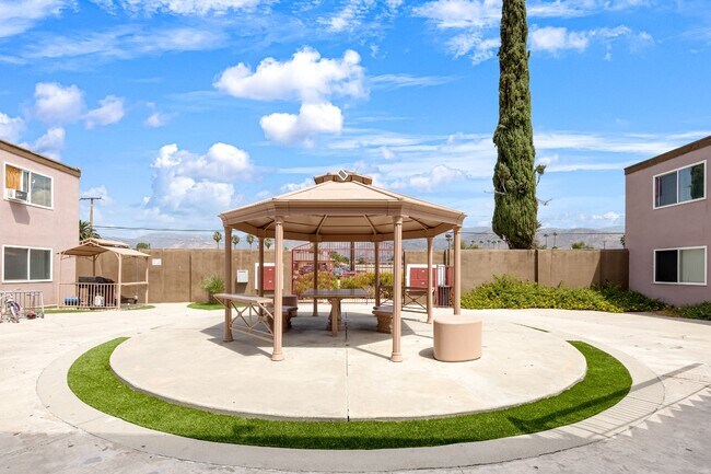 Building Photo - 1539 Pumalo St E