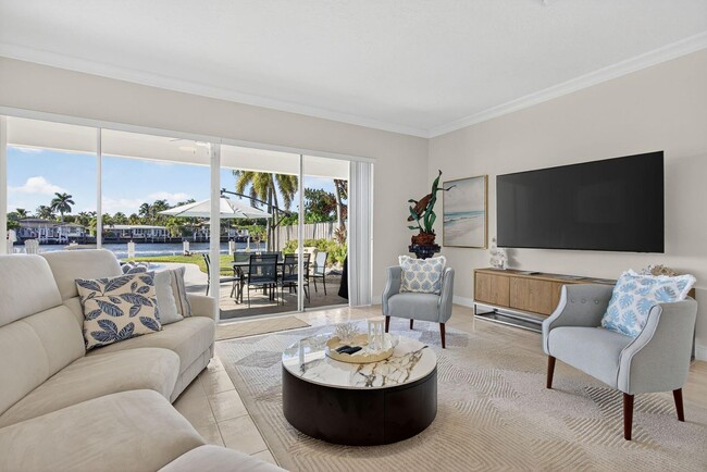 Building Photo - 513 S Riverside Dr