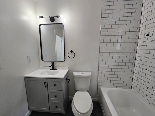 Building Photo - Fully update 1 bedroom 1 bath apartment fo...