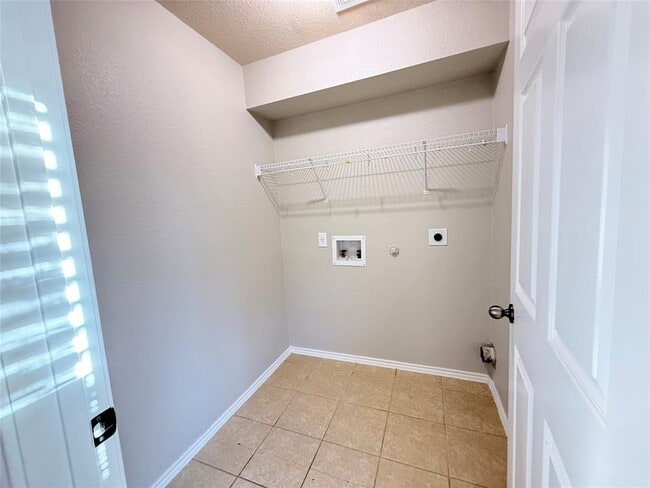 Building Photo - 520 Rolling Oak Dr