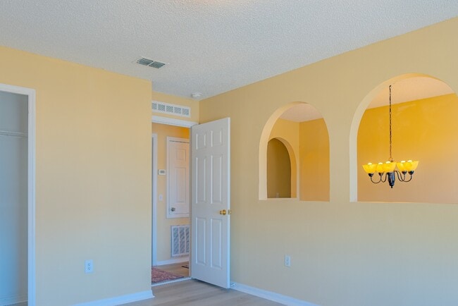 Building Photo - Spacious 4-Bed Groveland Home with Attached Garage, Central Air, and Private Patio