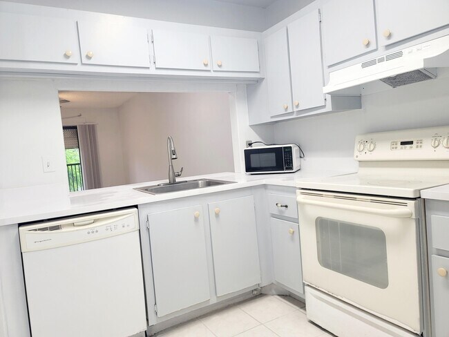 Building Photo - 15702 E Waterside Cir