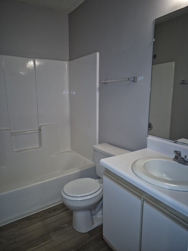 Building Photo - 2092 S Sherwood Dr