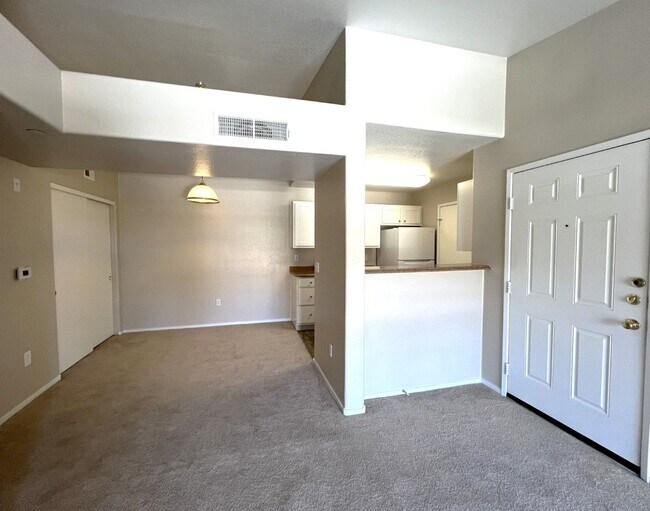 Building Photo - GATED SEVEN HILLS 1 BED/1 BATH CONDO