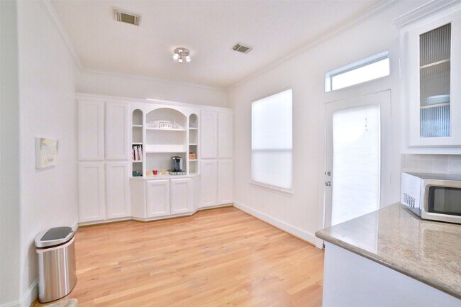 Building Photo - 2410 Dorrington St