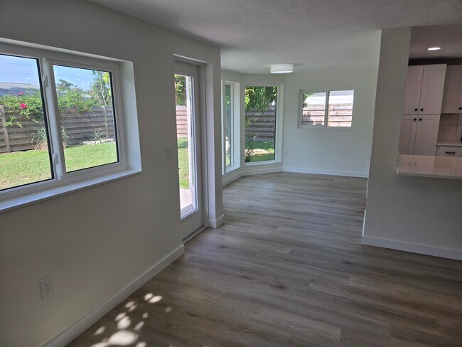 Building Photo - 3442 Fairview Dr
