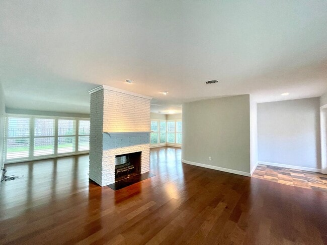 Building Photo - 6 month lease- AVAIL IN AUGUST- Immaculate...