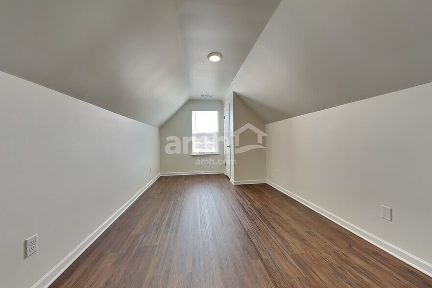 Building Photo - 3210 Greenhouse Dr