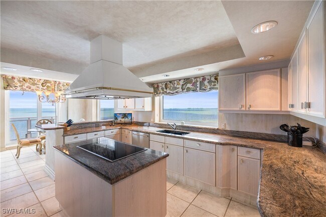 Building Photo - 8231 Bay Colony Dr