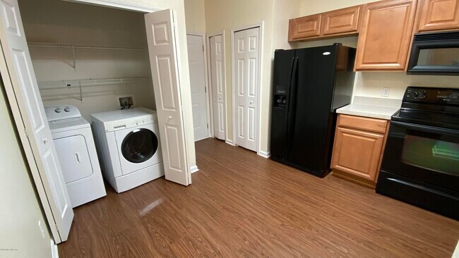 Building Photo - 565 Scrub Jay Dr