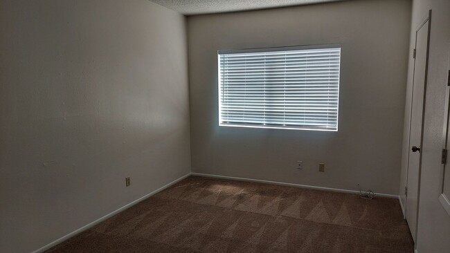 Building Photo - BEAUTIFUL TOWNHOUSE IN GATED COMMUNITY!