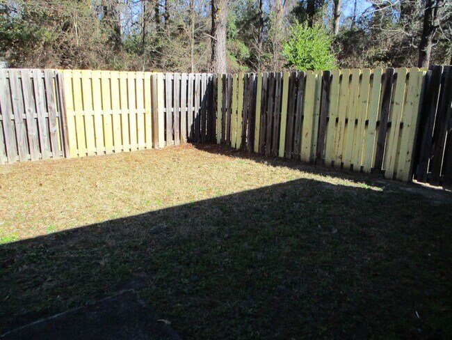 Building Photo - Spacious 2 Bedroom Townhome with Bonus Room & Private Backyard
