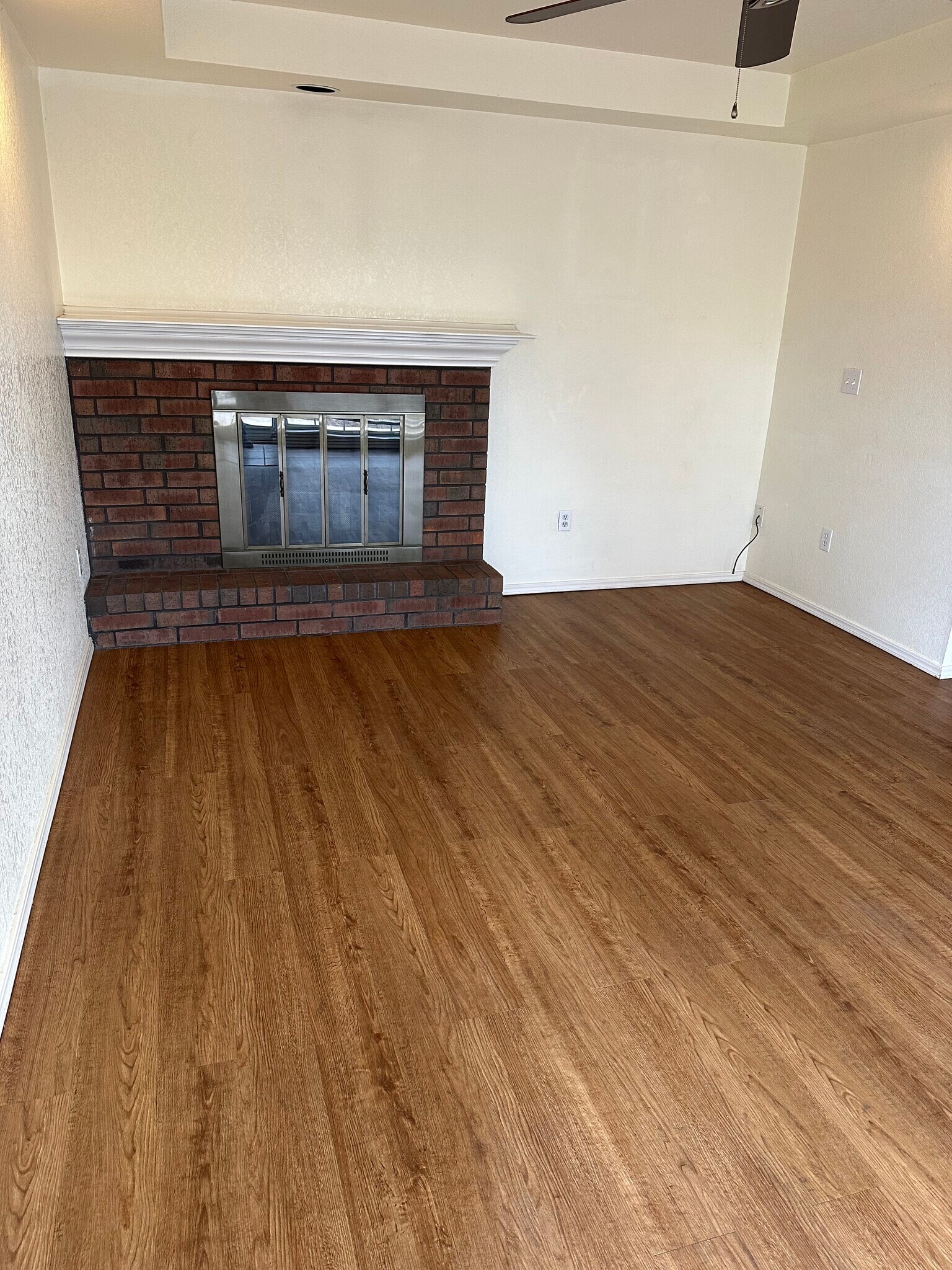 Wood burning fireplace - 11525 N Meridian Ave