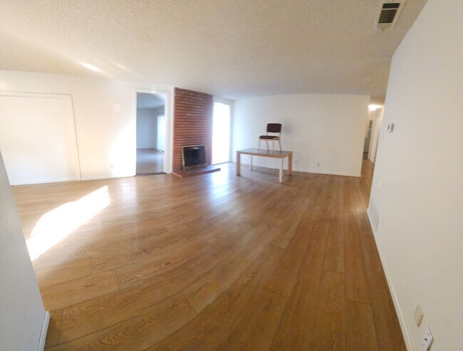 Building Photo - 4 bed 2 bath spacious home with 2 car garage in SLO!