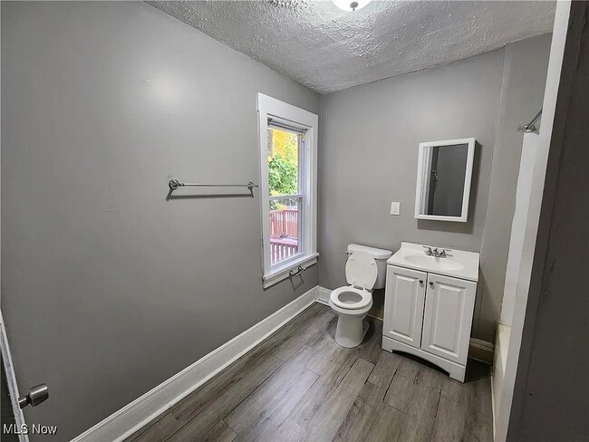 Building Photo - 1138 E 114th St