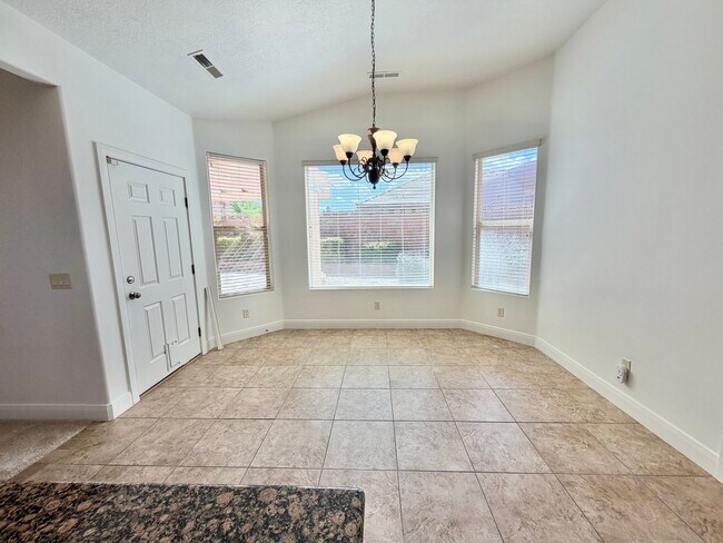 Building Photo - 988 E Silver Falls Dr