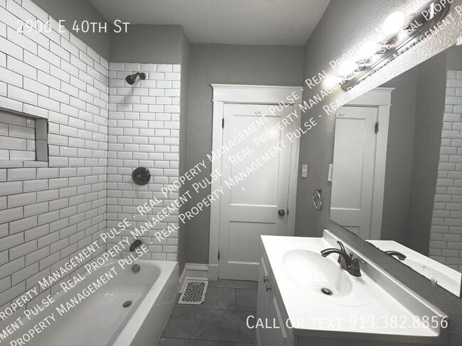 Building Photo - 2906 E 40th St