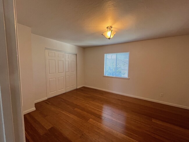 Large bedroom - 984 54th St