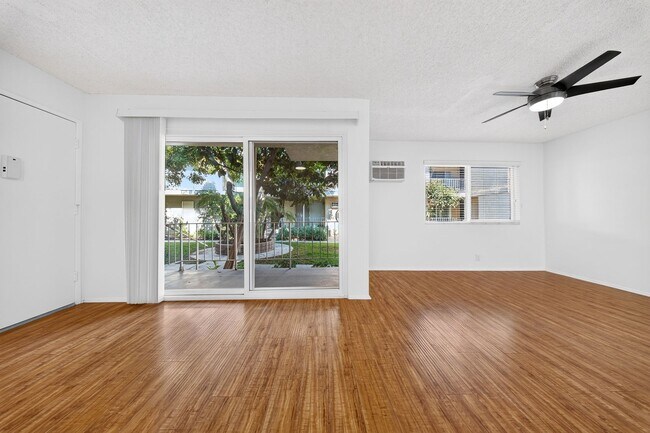Interior Photo - 20317 Saticoy St