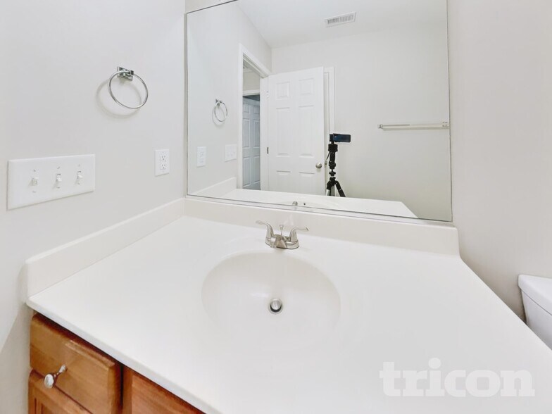 Building Photo - 4097 Village Park Ct