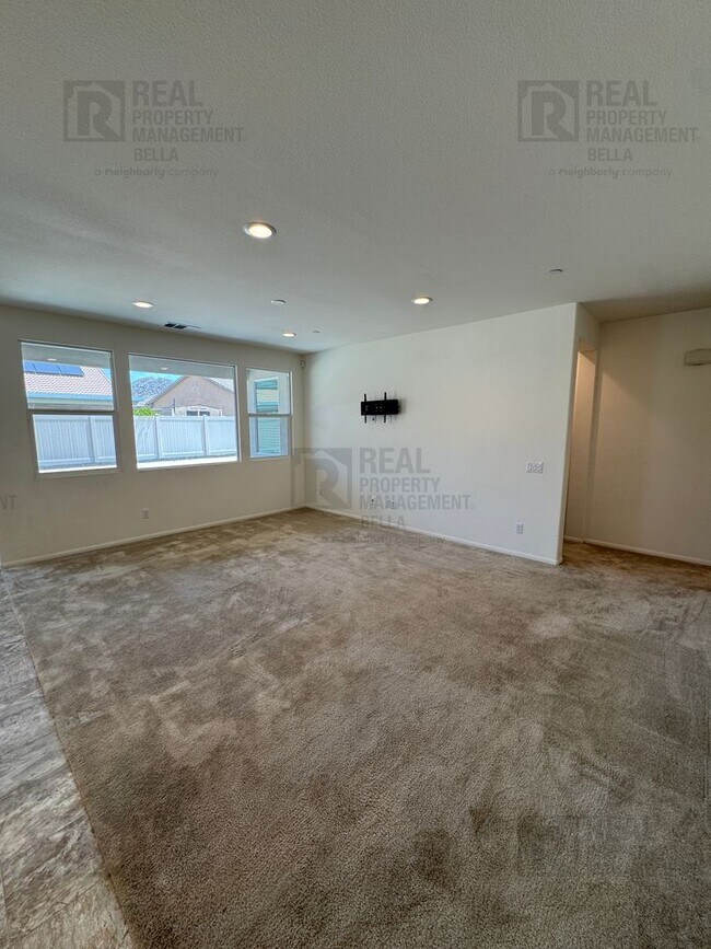 Building Photo - Single-Story Comfort & Style in Prime Heme...
