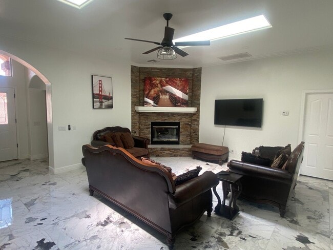 Building Photo - Fully Furnished 3 Bedroom Rental on the Go...