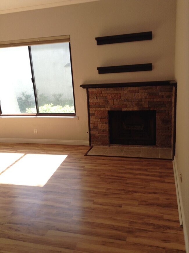 Building Photo - Stunning Townhouse on Mission Boulevard of Fremont