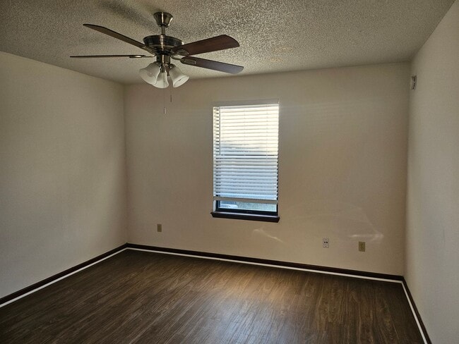 Building Photo - $1200 - Jefferson Square - Move in Special