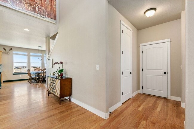 Building Photo - 4 Bedroom, 4 bathroom, Plus office and Loft!