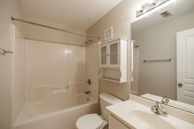 Building Photo - Ground-level, one-story condo in the highly sought-after gated community, The Woodlands of Athens!