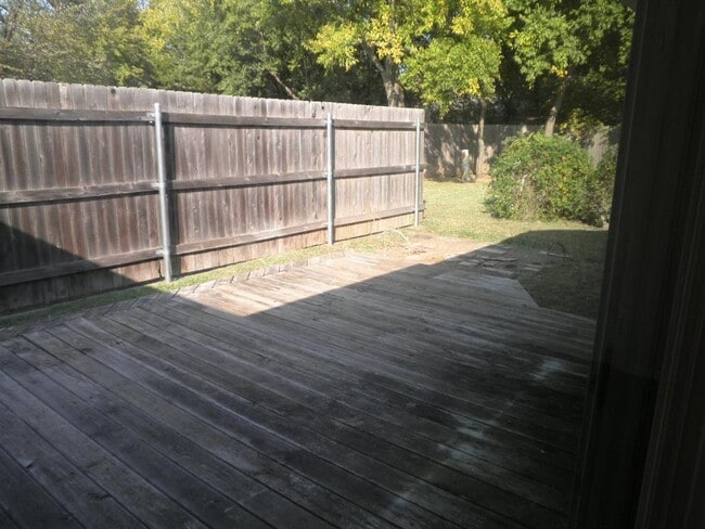 Building Photo - 1417 Oakcrest Ave