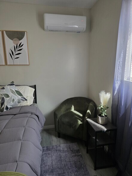 Bedroom seating - 20988 Divonne Dr