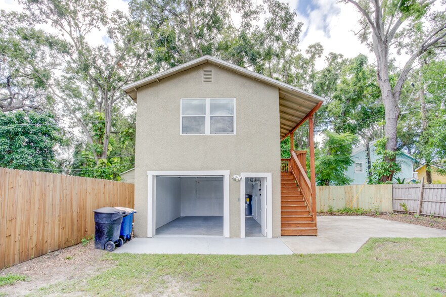 garage - 905 Plaza St