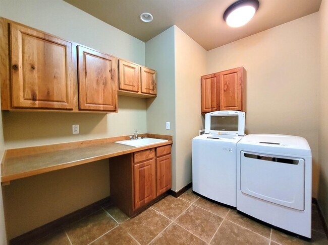 Building Photo - 1624 Gale Ct