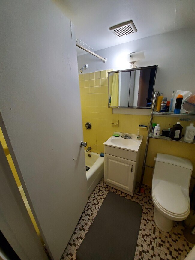 Building Photo - 524 Putnam Ave