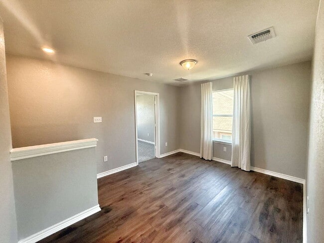 Building Photo - Immaculate Two Story Home in Legend Point ...