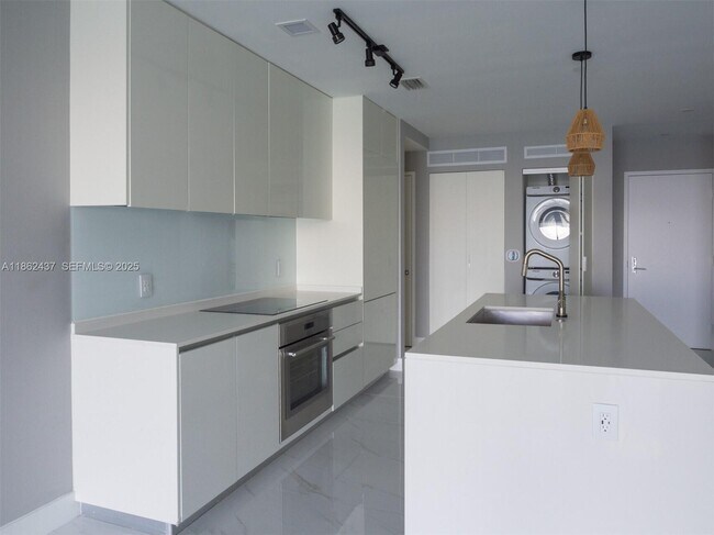 Building Photo - 700 NE 24th St