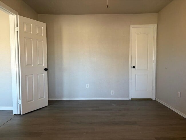 Building Photo - 5402 Lyndhurst Dr