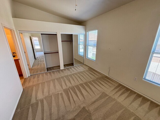 Building Photo - Beautiful 2Bed/2Bath Condo located in Henderson's Mission Ridge gated Community