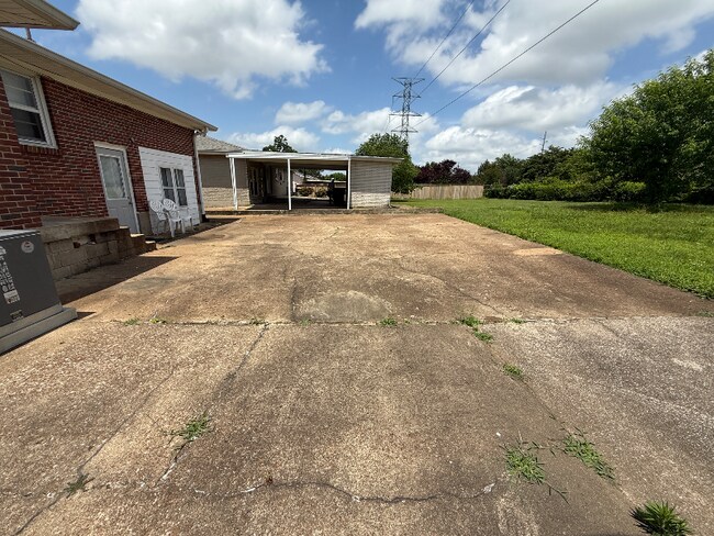 Building Photo - 490 Sunliner Dr