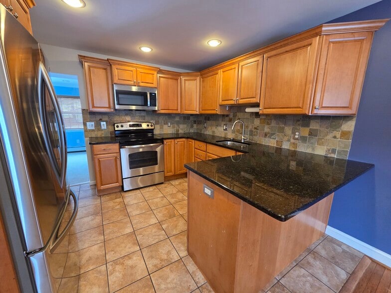 Building Photo - 204 Greenbriar Ln