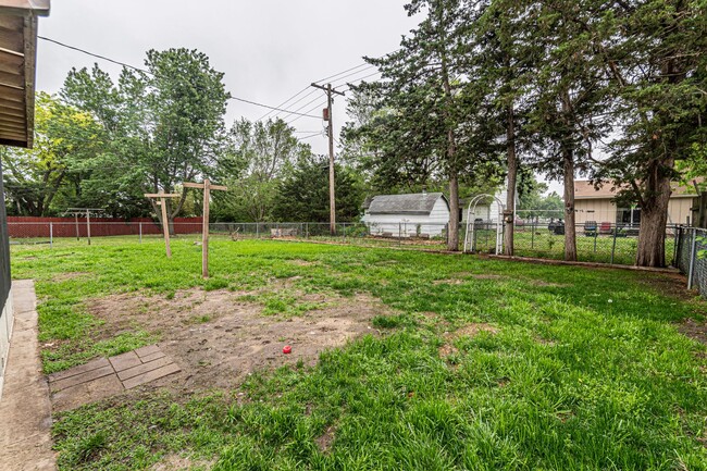 Building Photo - Fenced in yard!